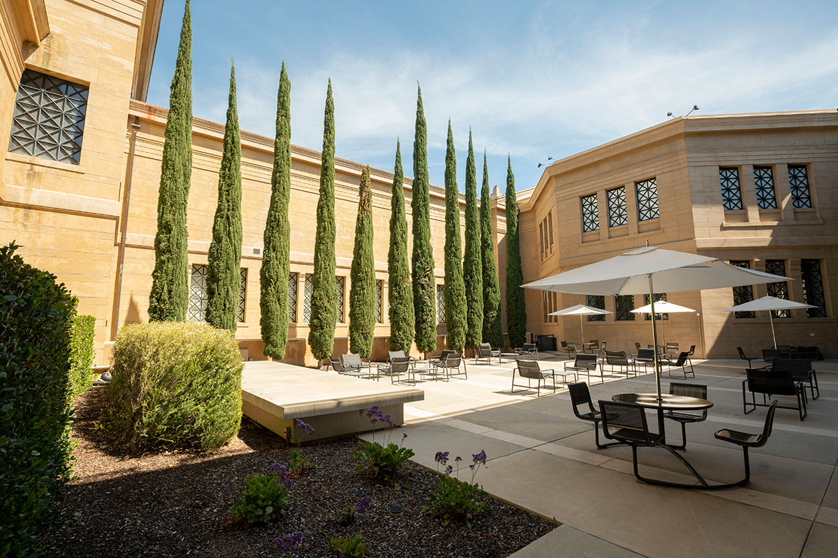 An image of the inner courtyard of the Cantor
